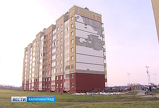 Сильный ветер оторвал фасад новостройки на улице Левитана в Калининграде