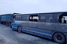 Автобус столкнулся с грузовиком на российской трассе
