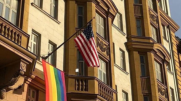 МИД отреагировал гимном гей-бара на ЛГБТ-флаг