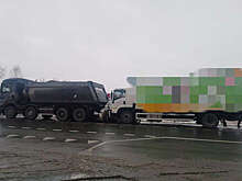 Грузовик вмял легковушку в самосвал под Новосибирском