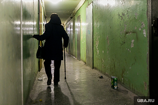 Мэрия в ХМАО не смогла перевезти пенсионерку из дома, где рушится потолок