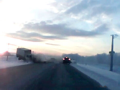 Страшное лобовое столкновение двух легковушек под Красноярском: видео