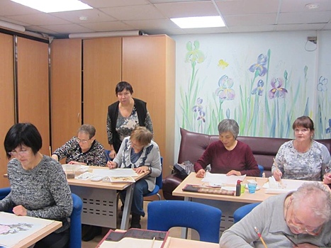 В центре на Онежской для пенсионеров проходят занятия по рисованию