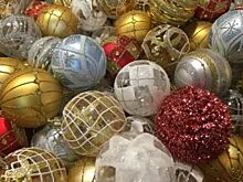 В Купчино установили ёлку с мятыми игрушками