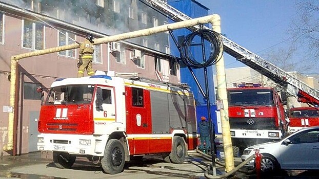 В Челябинске эвакуировали горящий бизнес-центр