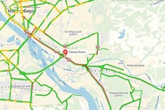 Фура врезалась в отбойник из-за лужи на Большевистской, растет пробка