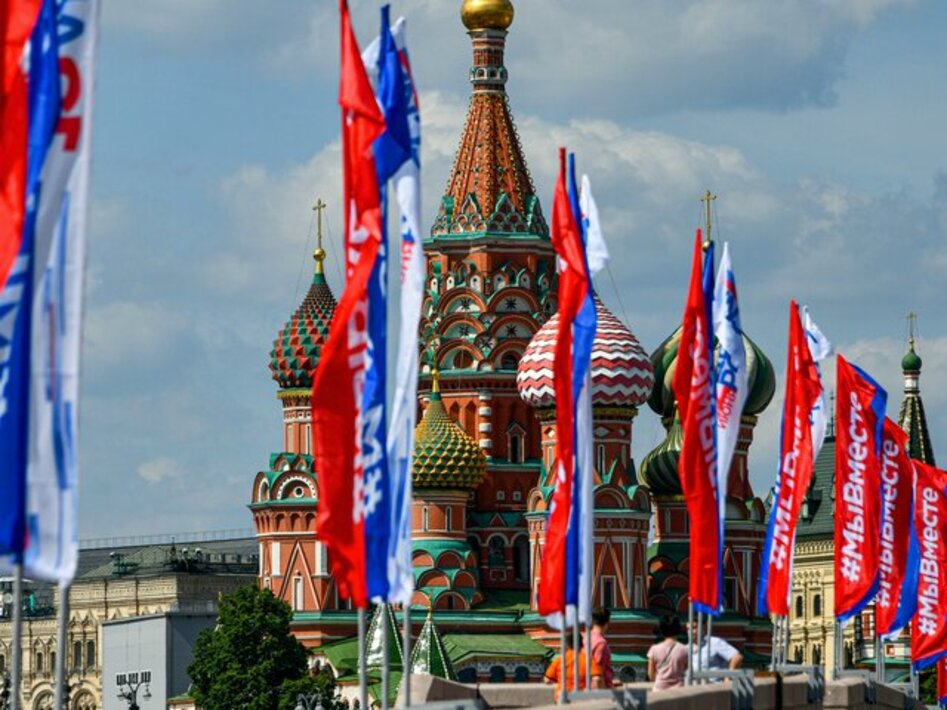 Новый тип россия. Москва праздник. День России в Москве. Кремль флаг. Флаг Москвы.