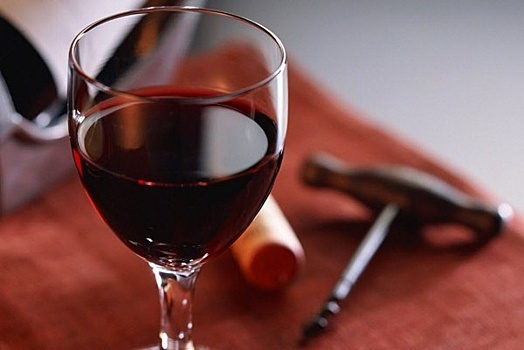 Главный невролог Москвы развенчал миф о полезности вина
