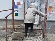 Дзержинцы жалуются на разрушенное крыльцо почты
