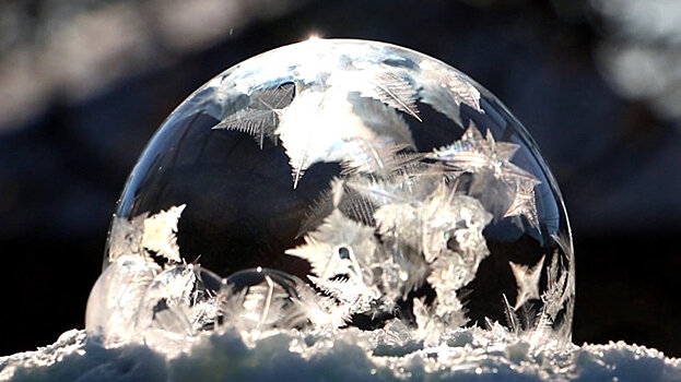 В Канаде показали, что происходит с мыльным пузырем на морозе