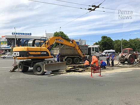 В Пензе приступили к ликвидации коммунальной аварии неподалеку от ТРЦ «Суворовский»