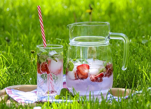 Поливать, подстригать, удобрять: как сохранить газон в жару