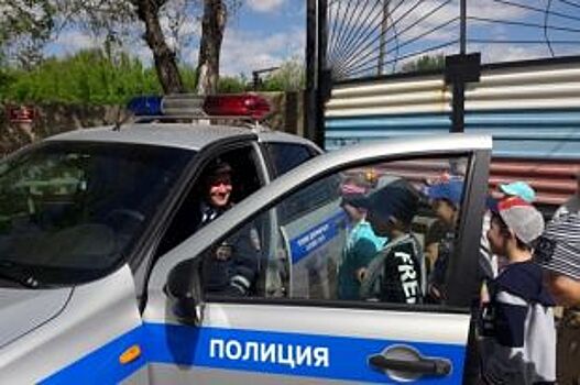 Полицейские пос.Светлый провели экскурсию для воспитанников детского сада