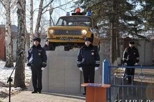 У здания областного УГИБДД в Омске появился памятник «канарейке»