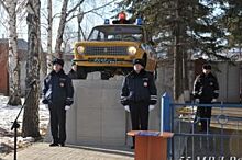 У здания областного УГИБДД в Омске появился памятник «канарейке»