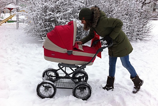 Мамы Салехарда получили комфортную и теплую колясочную у поликлиники