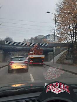 Автовышка застряла рядом с мостом на Островского