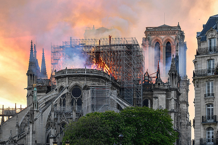 Собор Парижской Богоматери — католический храм в центре Парижа, один из символов французской столицы, во время пожара 15 апреля 2019 года. 