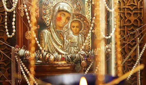 Зачем православные украшают иконы различными драгоценностями
