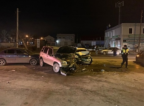 В Самаре после столкновения трех машин госпитализировали женщину