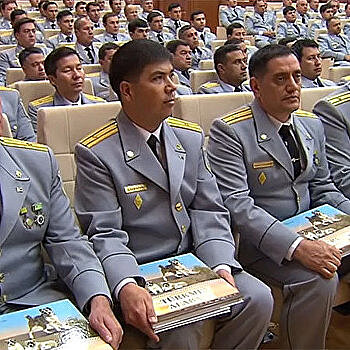 Шесть дней праздника: Туркменистан отметил публикацию книги президента о пастушьих собаках