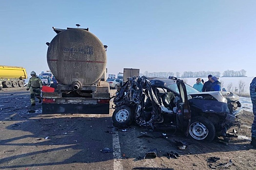 Четыре человека погибли в столкновении 12 автомобилей в Курской области