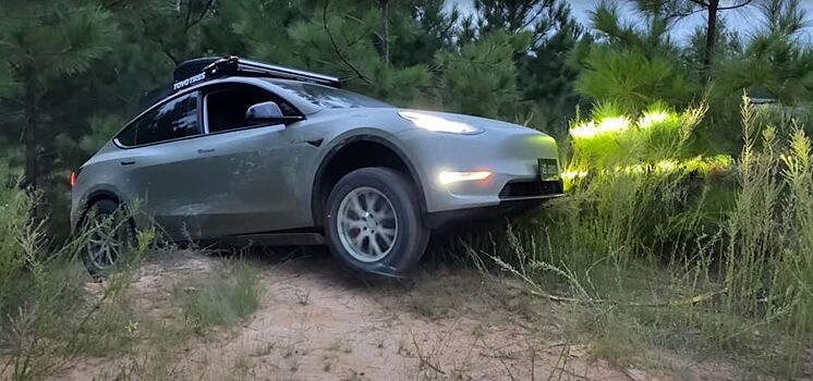 Посмотрите на то, как издеваются над Tesla Model Y на бездорожье