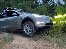 Посмотрите на то, как издеваются над Tesla Model Y на бездорожье