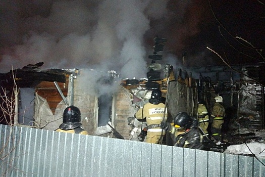 В Уфе ночью сгорели два жилых дома