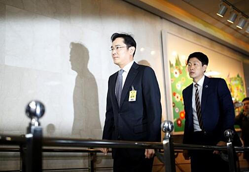Топ-менеджер Samsung Group покинул здание прокуратуры после двадцати часов допроса