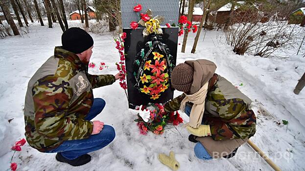 Территорию вокруг памятников героям Великой Отечественной войны благоустроили студенты Вологды