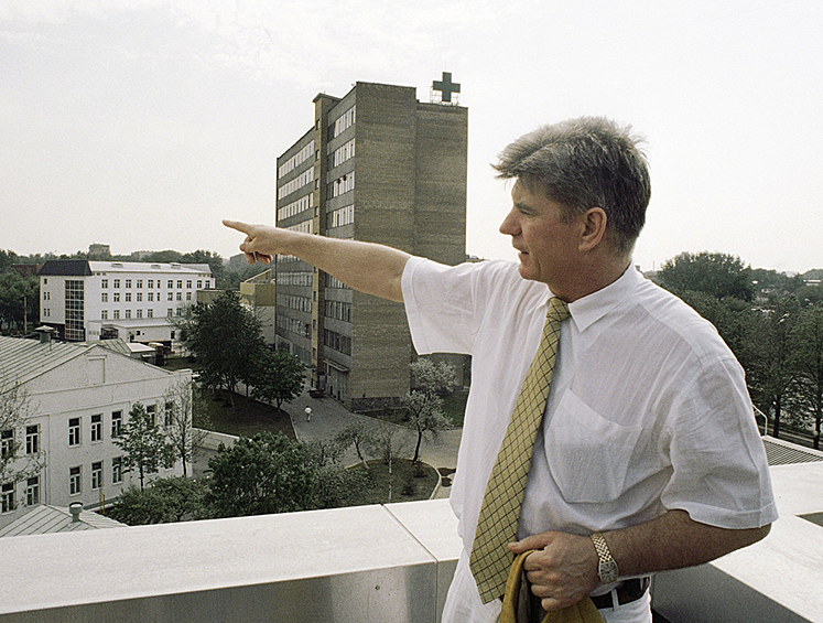 Брынцалов родился 23 ноября 1946 года в Черкесске, его отец был репрессирован, а мать, дочку казачьего атамана, отказались брать в школу. Семья Брынцалова жила в крытой камышом мазанке, с печкой и почти без мебели. Родители будущего бизнесмена сменили несколько профессий и в итоге начали продавать на рынке молоко и мед, держали корову, разводили кроликов и голубей. 