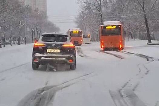 В российском городе снегопад парализовал движение автотранспорта