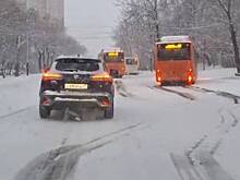 В российском городе снегопад парализовал движение автотранспорта