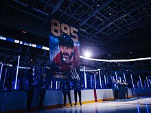 Московское Динамо подняло стяг Овечкина под своды арены, Овечкину подарили золотую клюшку, игроков Динамо наградили бронзой