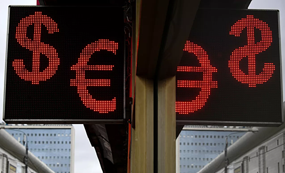 Доллар и евро подросли на старте торгов