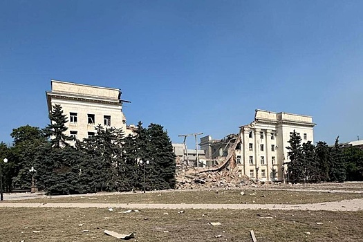 Появились новые фото с места удара по администрации в Херсоне