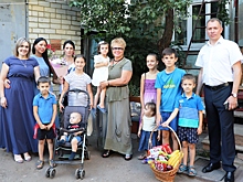 «Крепкая семья»: Партийцы передали многодетной семье из Саратова подарки