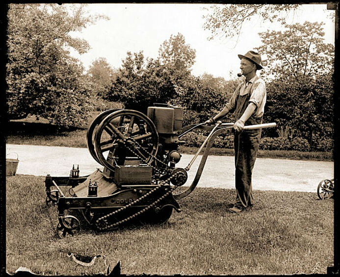 Первая газонокосилка в ботаническом саду Миссури, 1918 год. Косилка работала на бензине, а охлаждалась водой.  