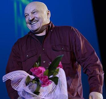 Николай Чиндяйкин поздравляет дам с 8 Марта