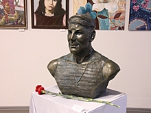 В музей Волгоградской области передали бюст Героя России Даниила Ежова