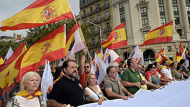 Мэр Барселоны призвала выйти несогласных с Мадридом на улицы
