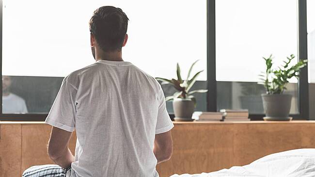 Девушка застала в своей комнате занимающегося сексом по телефону незнакомца