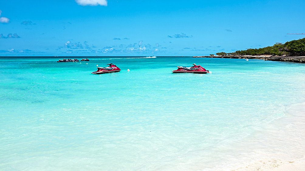 Игл-Бич (Eagle Beach) на карибском острове Аруба может похвастаться идеальным белым песком и почти идеальными морскими видами.