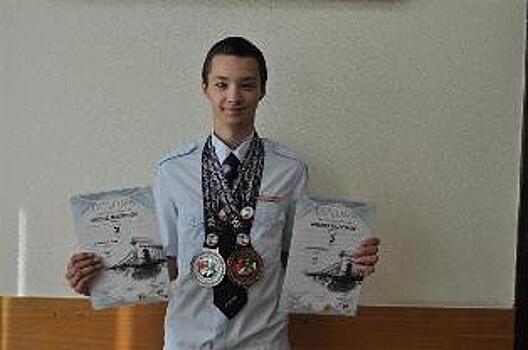 Студент из СВАО завоевал серебро и бронзу на чемпионате мира по армрестлингу