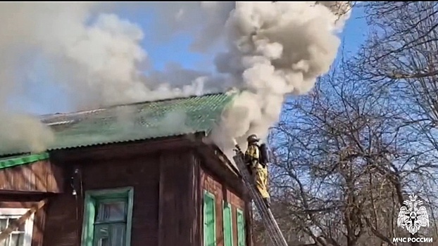 Более 20 пожарных сейчас тушат деревянный дом в Вологде