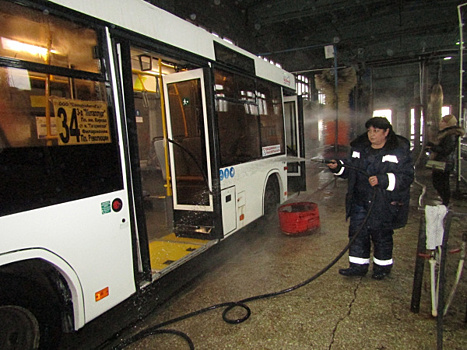 В Самаре помыли салоны общественного транспорта