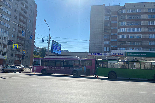 Троллейбус протаранил автобус с пассажирами в центре Новосибирска