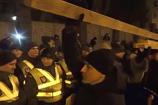 Украинские протестующие подрались с полицией и попали на видео