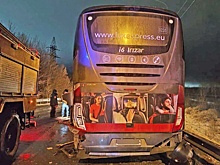 В Ленобласти произошло лобовое столкновение автобуса со снегоуборщиком